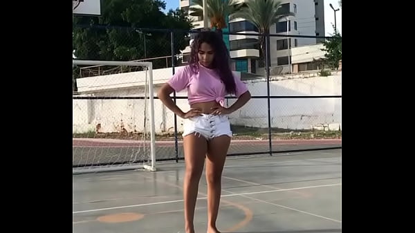 Francilene dan&ccedil;ando de shortinho s&oacute; tap&atilde;o nervoso na raba dessa gostosa