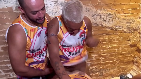 SURUBA NO CARNAVAL DE S&Atilde;O PAULO COM MACHOS DESCONHECIDOS QUE FORAM DO BLOCO PARA ORGIA. 03