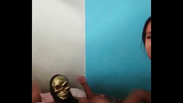 Download Video - Vino a pedir caramelos y se qued&oacute; en mi cama - FELIZ HALLOWEEN - se vino en mi cara