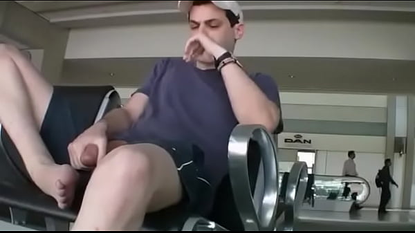 Sexy Macho se masturba en aeropuerto en público