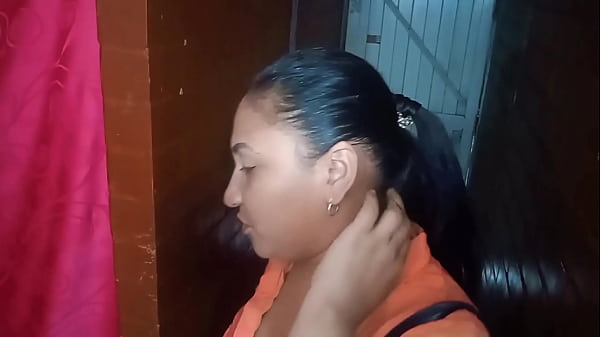 Mi cornudo esposo me recibe en casa luego de estar todo el dia follando con mi jefe en el trabajo soy una zorra latina lleg&oacute; a ba&ntilde;arme porque estoy llena de semen