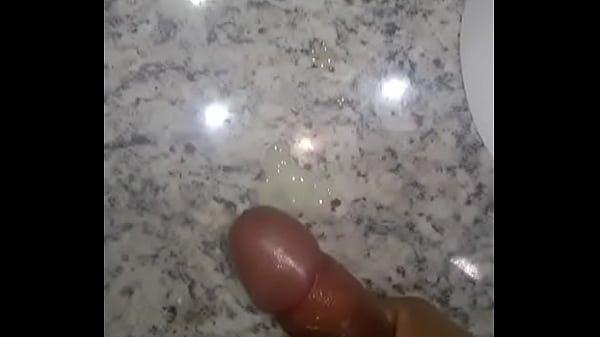 Gozando na pia do banheiro