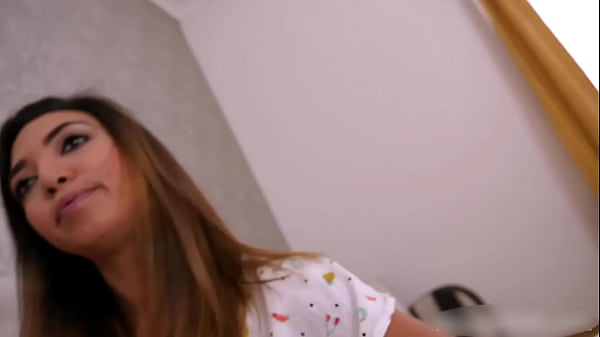 Hot Latina, Frida Sante gets a facial