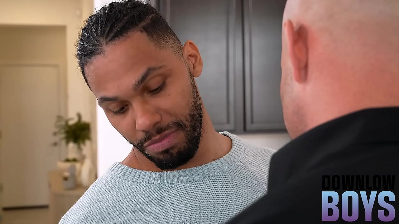 DESCARGAR CHICOS - Tony, cachondo, se arrastra ante el bulto de Brock
                    blowjob deepthroat gay exclusive bareback hunk big dick rimjob gay fuck gay kissing eating ass brock kniles tony genius muchos negros
