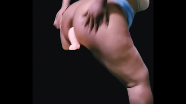 Sola jugando con mi rico trasero gay