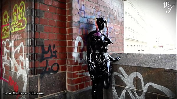 S'il y a une chose que j'apprécie particulièrement : C'est de marcher en latex dans les rues de Berlin ! Se sentir lib ...