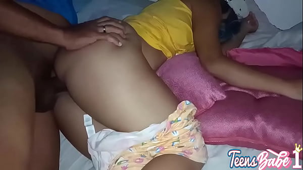 Download Video - T&iacute;o cachondo no aguanta y se folla a escondidas a su sobrinita colegiala
