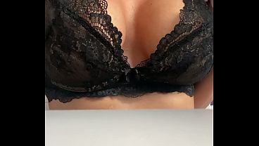 Veve291と彼女の挑発的な黒いおまんこ。彼女は言う:「私を見て」