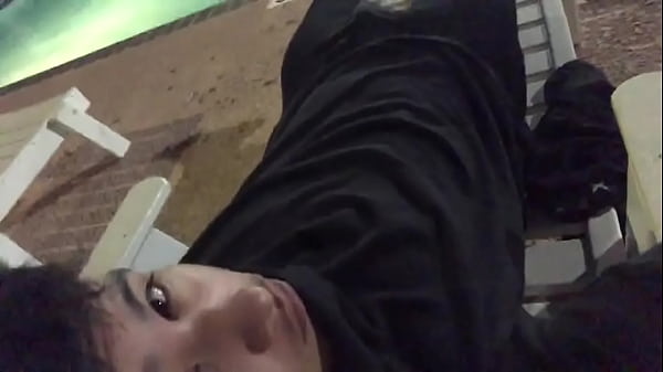 Afuera en la piscina