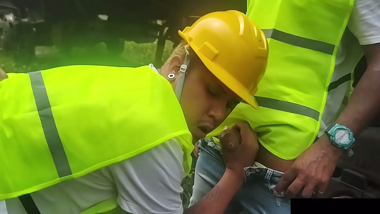 Operários foderam gostoso com o chefe durante a pausa almoço