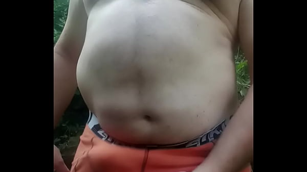 Ballbusting et branlette dans la nature - 08/08...