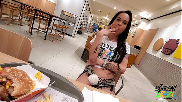 Aleshka Markov apronta dentro do McDonalds enqu...