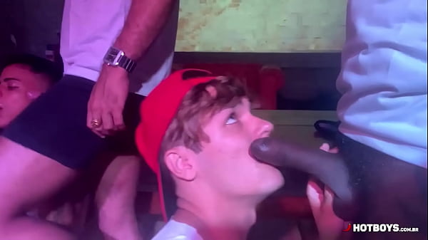 Download Video - 2 novinhos dando para os pais dotados - suruba