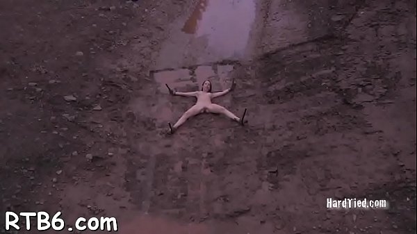 Fille Jouit Cruellement Gratifiant