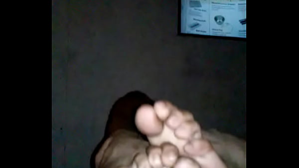 IM SO HORNEY I NEED MY FEET LICKED!!!!