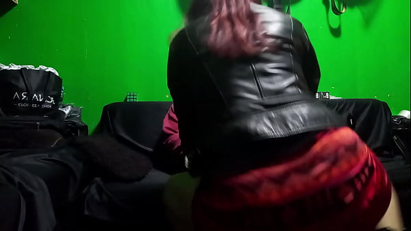 Llevo a una amiga rockera a mi casa para comerme su culito con minifalda