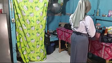 Download Video - Ngentot adik ipar di dapur&comma; ketika mau berangkat sekolah