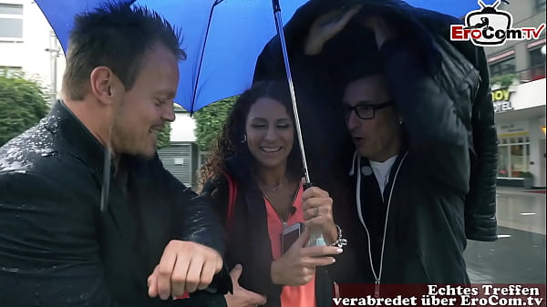 2 MÄNNER ÜBERREDEN DEUTSCHE SCHLAMPE AUF DER ST...