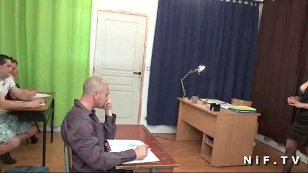 Download Video - French amateur brunette hard fucked in threesome