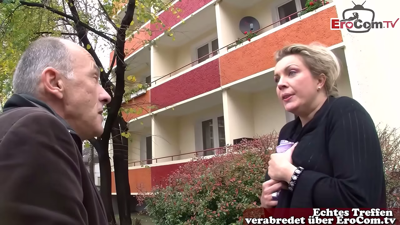 Deutsche gro&szlig_e Hausfrau auf der Stra&szlig_e vom Opa angesprochen und gefickt