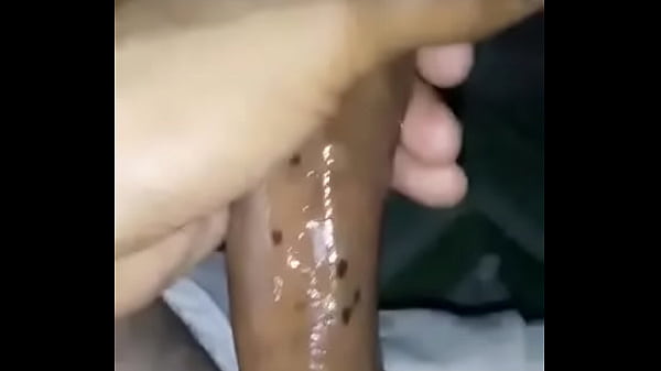 Deixando o pau lubrificado.