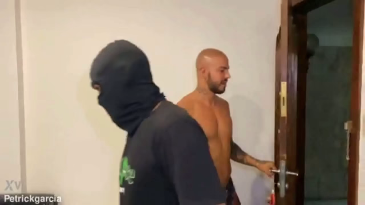 O hetero sigiloso do pr&eacute_dio me chamou para gozar dentro do meu cuzinho de tanto tes&atilde_o gozei sem por a m&atilde_o no meu pau