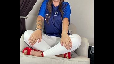 Emma Baronin von Falkenberg : supportrice fran&ccedil;aise en feu sur son fauteuil blanc.