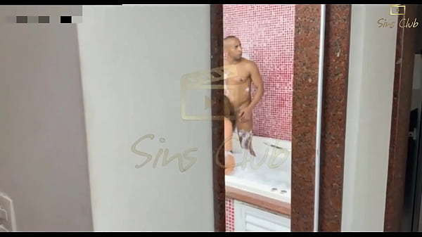 Marido chega igual um corno manso para n&atilde;o atrapalhar sua esposa puta - Corno filma no flagrante sua esposa dando na banheira para um preto Super Dotado