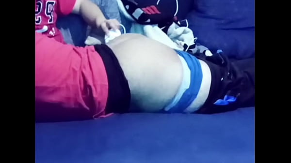 Mi amigo hetero me ayuda a depilarme y se termi...