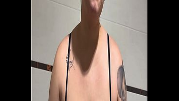 grabanda por primera vez en el ba&ntilde;o publico