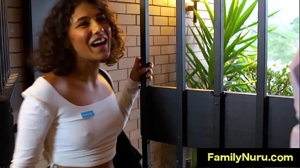 Massage Latino À L'huile De Petits Seins Sexy