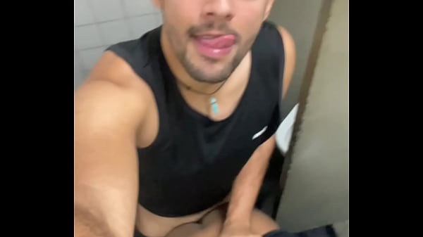 Caminhoneiros brincando no banheiro, safado me ...