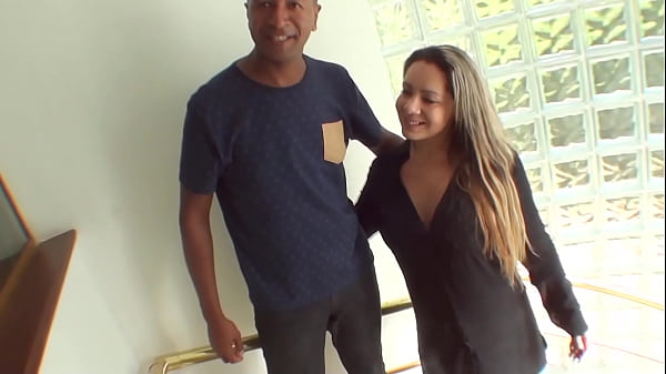 Download Video - Marido Swingueiro leva esposa para um surpresa com Ted e seus amigos