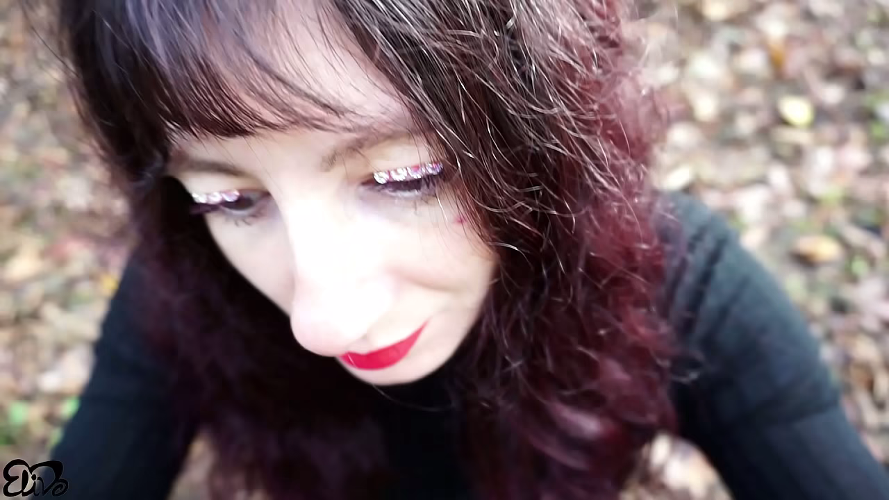 Donna INCINTA con rossetto ti porta nel bosco e ti fa una SEGA!