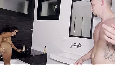 Mi hermanastro me consigue dándome una ducha