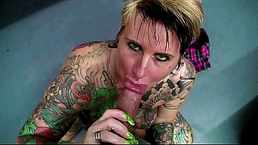 ブラック・ウィドウXXXはクリス・チャーミングの大きなペニスをしゃぶり、ファックする