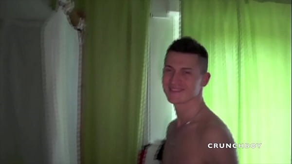 とてもセクシーなトゥインクがラテン系の男の子20に楽しみのために犯される