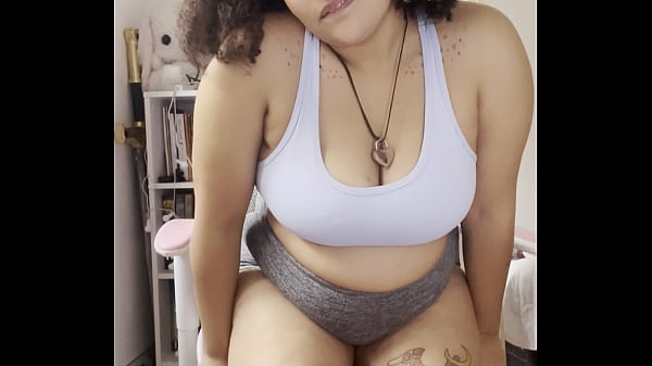 BBW peida no microfone com shorts apertados JOI
