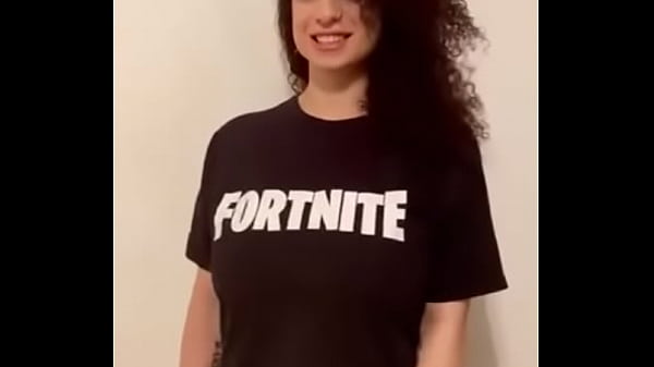 SEXY GAMER CHICK TITS