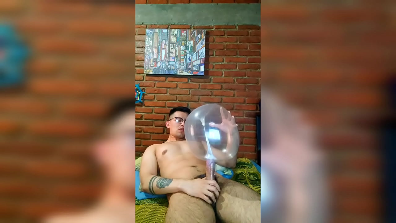 Vergón activo se masturba con globo de condón
                   fetish big cock big dick latinos caseros condon dotados tatuados heteros vergas grandes muchos negros
