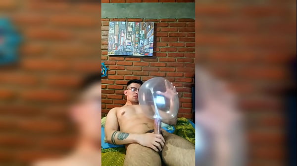 Vergón activo se masturba con globo de condón
