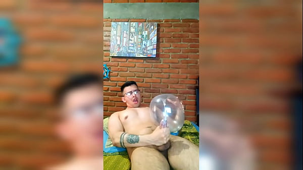 Download Video - Verg&oacute;n activo se masturba con globo de cond&oacute;n