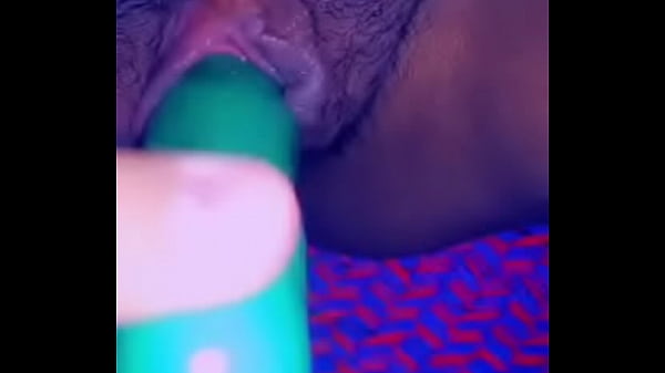 Estoy solita y jugando con mi pepino de juguete