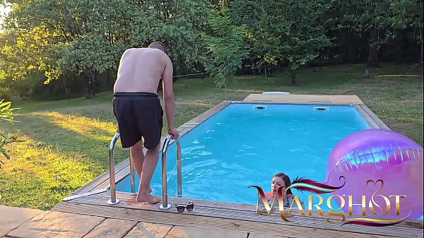 Mon Mec Cocu Filme un Fan Me Défoncer sur la Terrasse de la Piscine