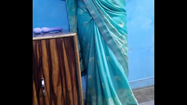 Download Video - Sexy bhabhi enjoy with dildo in green saree
