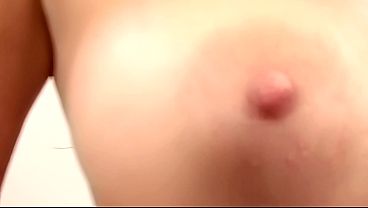 エミリアナがトミー・ガンに乳首フェラをしてから顔射を受ける