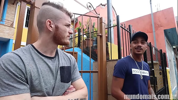 Download Video - Catadores de papel&atilde;o transando com dois amigos&excl;