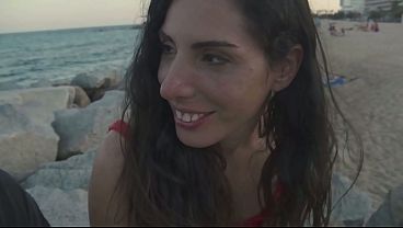 彼は痩せたブルネットの彼女にプロポーズし、彼女はアナルファック、後背位、その他あらゆる体位で犯される。彼女のアナルに中出し