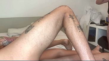 既婚のブルネットのホットワイフが、浮気された夫が録画する中、友人たちにセックスをしている。