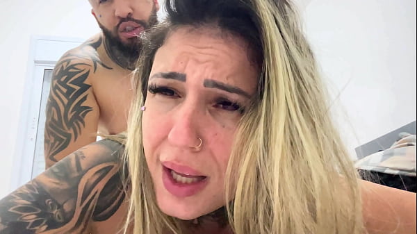 Download Video - Falei pra ele que eu n&atilde;o queria da o cu pq sou virgem &excl; Mais ele colocou no meu cu e sem camisinha e quis gozar dentro &period; Meu cuzinho estava todo molhado e babado